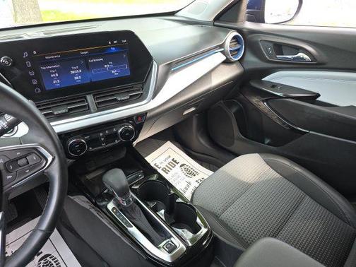 Blue Glow Metallic 2024 Chevrolet Trax LT