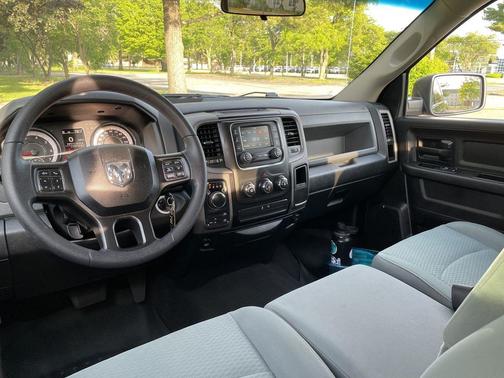 Brilliant Black Crystal Pearlcoat 2018 RAM 1500 Express