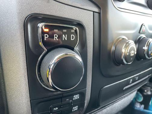 Brilliant Black Crystal Pearlcoat 2018 RAM 1500 Express