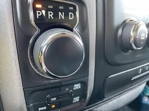 Brilliant Black Crystal Pearlcoat 2018 RAM 1500 Express