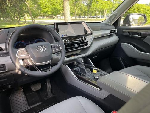 Midnight Black Metallic 2025 Toyota Highlander Platinum