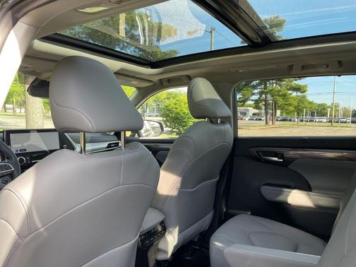 Midnight Black Metallic 2025 Toyota Highlander Platinum