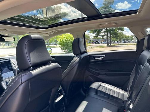 Black Metallic 2024 Ford Edge SEL