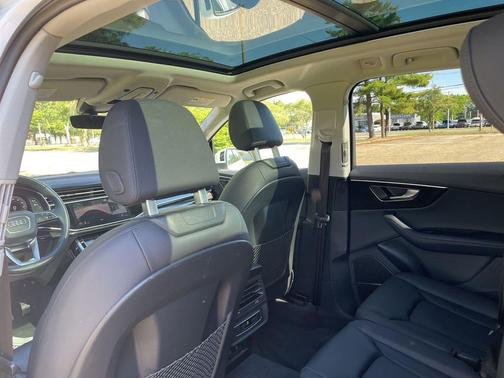 Glacier White 2024 Audi Q7 45 Premium Plus