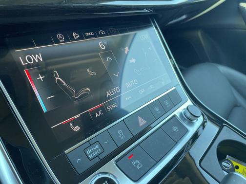 Glacier White 2024 Audi Q7 45 Premium Plus