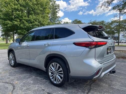 2023 Toyota Highlander Hybrid Platinum