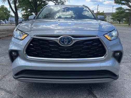 2023 Toyota Highlander Hybrid Platinum