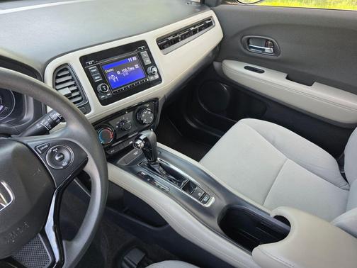 Silver Metallic 2022 Honda HR-V LX