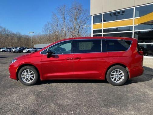 2025 Chrysler Pacifica Select