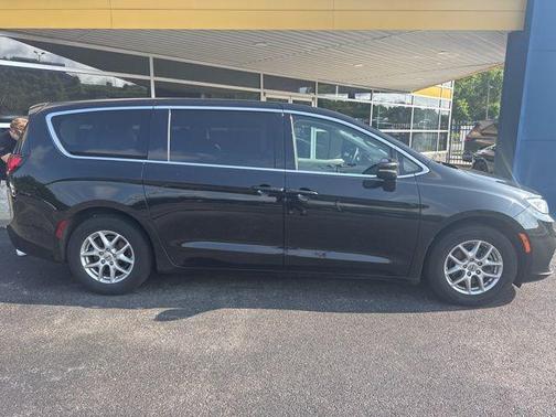 2023 Chrysler Pacifica Touring-L