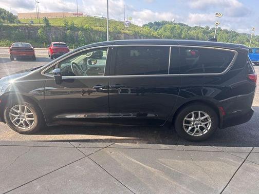 2023 Chrysler Pacifica Touring-L
