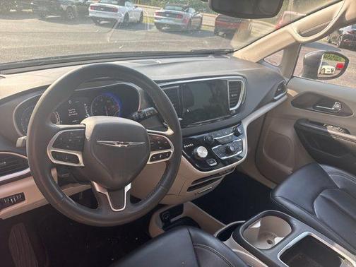 2023 Chrysler Pacifica Touring-L