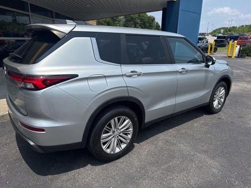 2022 Mitsubishi Outlander ES