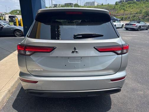 2022 Mitsubishi Outlander ES