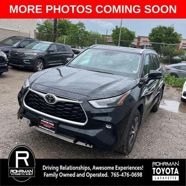Midnight Black Metallic 2022 Toyota Highlander XLE