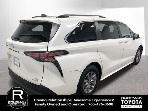 Blizzard Pearl 2021 Toyota Sienna XLE 8 Passenger