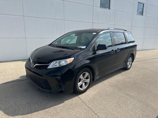2019 Toyota Sienna LE