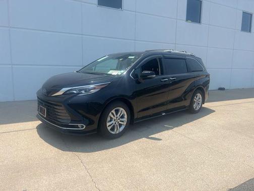 2023 Toyota Sienna Platinum 7 Passenger