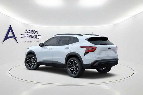 Summit White 2026 Chevrolet Trax FWD 2RS