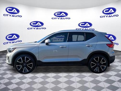 2024 Volvo XC40 B5 Ultimate Bright Theme