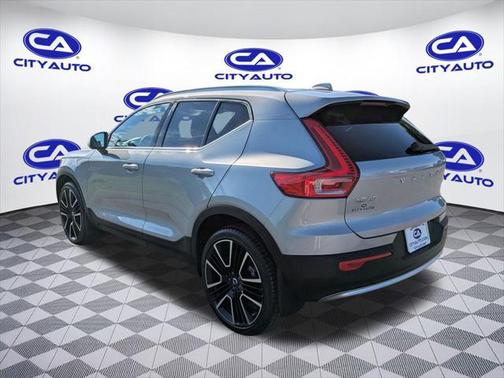 2024 Volvo XC40 B5 Ultimate Bright Theme