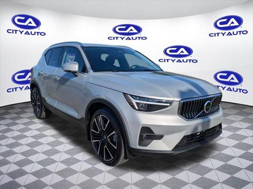 2024 Volvo XC40 B5 Ultimate Bright Theme