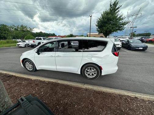 2022 Chrysler Voyager LX