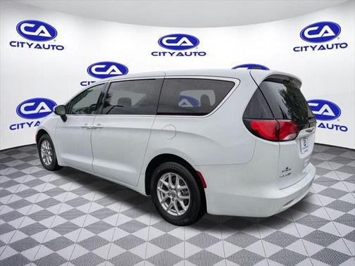 2022 Chrysler Voyager LX