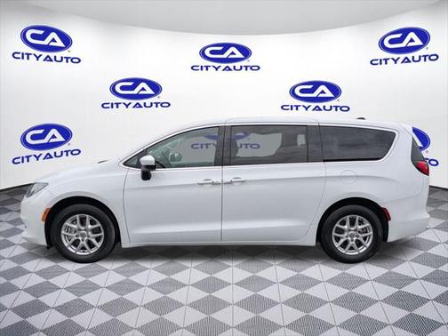 2022 Chrysler Voyager LX