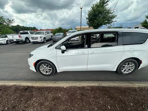 2022 Chrysler Voyager LX