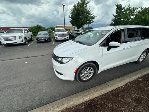 2022 Chrysler Voyager LX