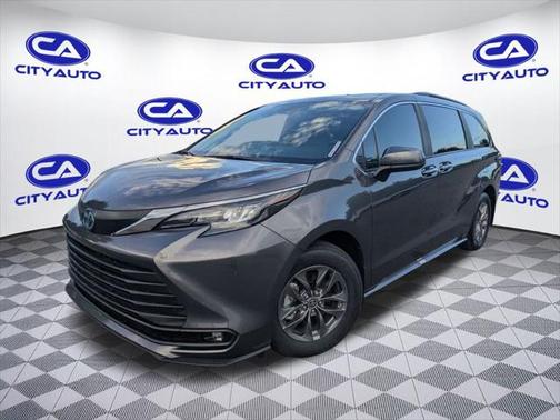 2025 Toyota Sienna XLE 8 Passenger