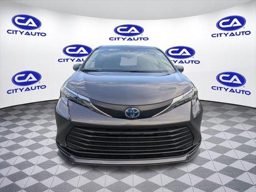 2025 Toyota Sienna XLE 8 Passenger