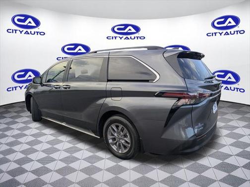 2025 Toyota Sienna XLE 8 Passenger