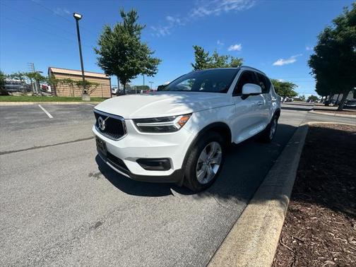 2022 Volvo XC40 T4 Momentum