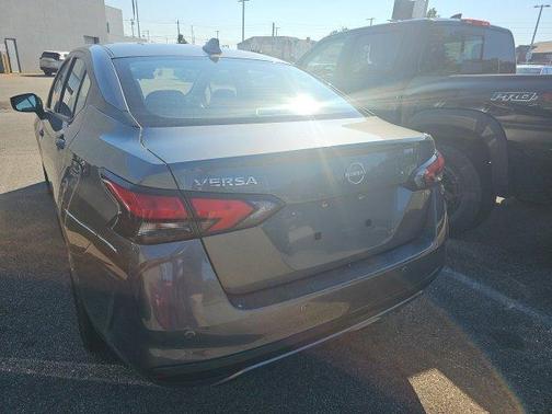 Gun Metallic 2025 Nissan Versa 1.6 SV