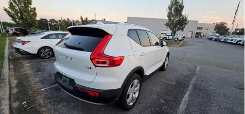 White 2020 Volvo XC40 T5 Momentum