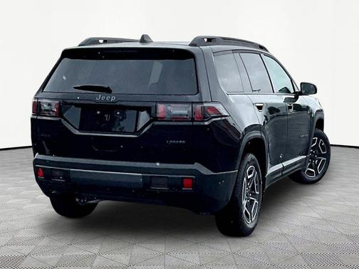 Diamond Black Crystal Pearlcoat 2026 Jeep Cherokee Laredo