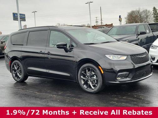 Diamond Black Crystal Pearlcoat 2026 Chrysler Pacifica L