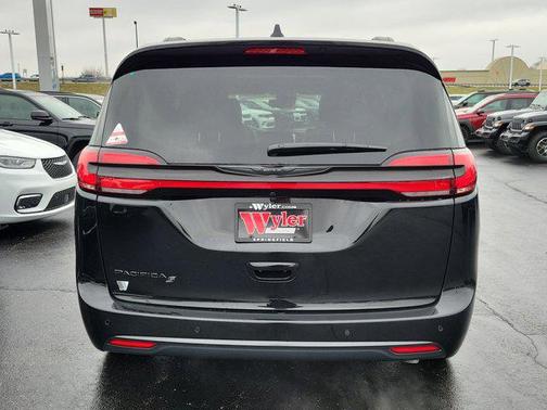 Diamond Black Crystal Pearlcoat 2026 Chrysler Pacifica L