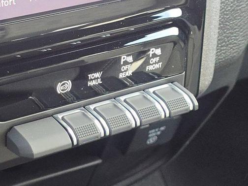 2025 RAM 2500 Tradesman Crew Cab 4x4 8' Box