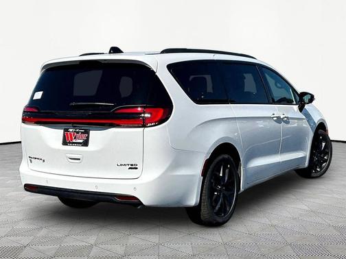 Bright White Clearcoat 2027 Chrysler Pacifica Limited