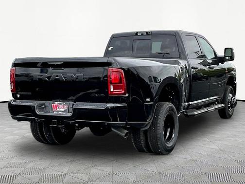 Diamond Black Crystal Pearlcoat 2027 RAM 3500 Big Horn