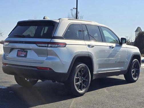Silver Zynith 2026 Jeep Grand Cherokee Altitude