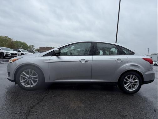 Ingot Silver Metallic 2018 Ford Focus SE