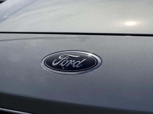 Iconic Silver Metallic 2022 Ford Escape SE