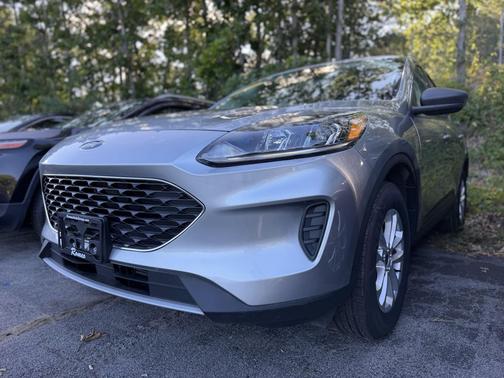 Iconic Silver Metallic 2022 Ford Escape SE