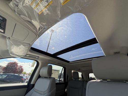 Star White Metallic Tri-Coat 2026 Ford Expedition Max Active 4x4