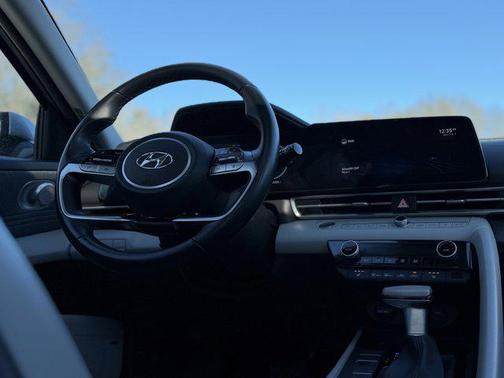 2022 Hyundai ELANTRA Limited