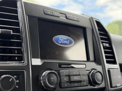 Oxford White 2019 Ford F-150 XLT
